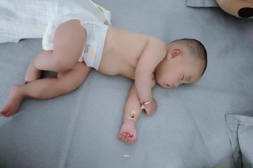 成都试管代怀宝宝胳膊上起红疙瘩